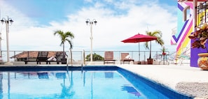 Piscine extérieure, chaises longues