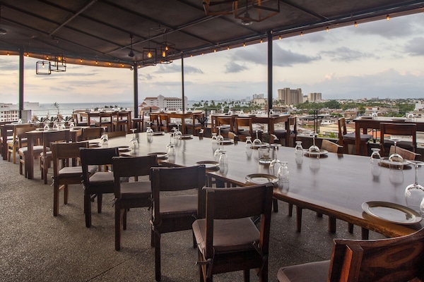3 restaurants; breakfast, lunch, and dinner served
