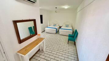 Standard with 2 Double Beds | Wifi gratis y ropa de cama