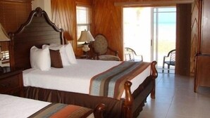 Une pièce en bois avec un lit, une chaise et une vue sur l’extérieur.