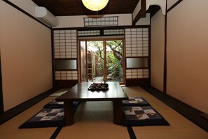 客室内のダイニングエリア