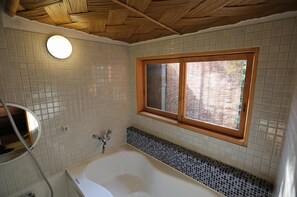 バスアメニティ (無料)、ヘアドライヤー、タオル