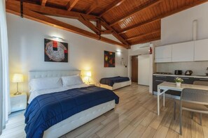 Family Studio (F) | Frette Italian sheets, down comforters, minibar, blackout drapes - Dalmati House (Rome)