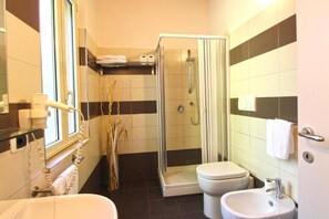 Shower, rainfall showerhead, hair dryer, bidet - Dalmati House (Rome)