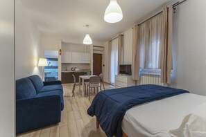 Family Studio (E) | Living area | 24-inch LED TV with digital channels, TV - Dalmati House (Rome)