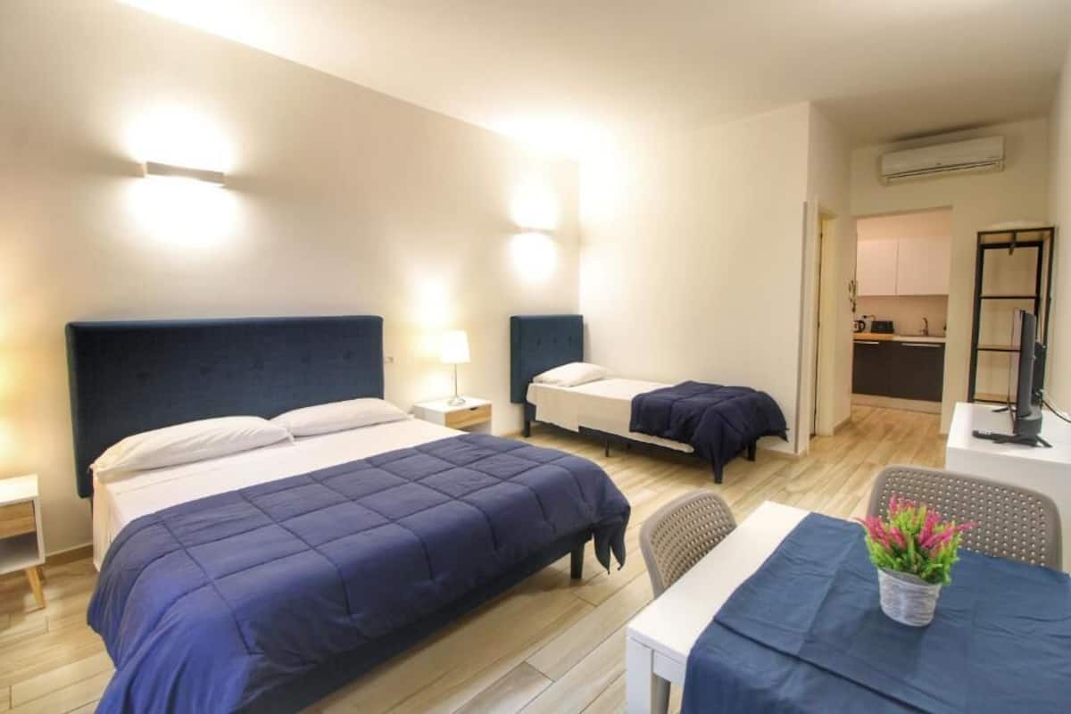 Familjestudio (C) | Italienska Frette-lakan, duntäcken, minibar och mörkläggningsgardiner