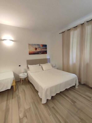 Deluxe Studio (D) | Frette Italian sheets, down comforters, minibar, blackout drapes - Dalmati House (Rome)