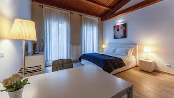 Family Studio (F)