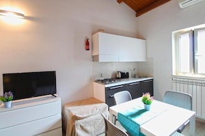 Family Studio (G) | Private kitchen | Fridge, stovetop, coffee/tea maker, cookware/dishes/utensils - Dalmati House (Rome)