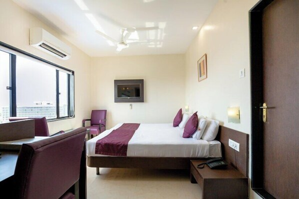 Minibar, setrika/meja setrika, Wi-Fi gratis, dan seprai linen