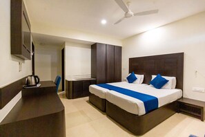 Minibar, setrika/meja setrika, Wi-Fi gratis, dan seprai linen