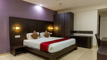 Executive Room | Minibar, iron/ironing board, free WiFi, bed sheets