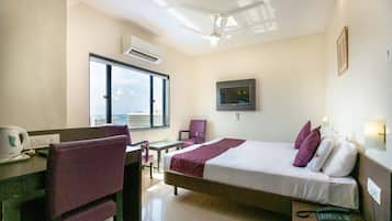 Executive Room | Minibar, iron/ironing board (on request), free WiFi, bed sheets