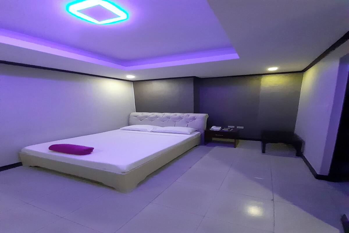 Desk, WiFi (free), bed sheets
