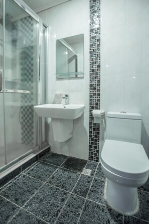 Suite, 1 Double Bed | Bathroom | Shower, free toiletries, slippers, towels - OYO 700 Pj Inn Hotel (Angeles City)