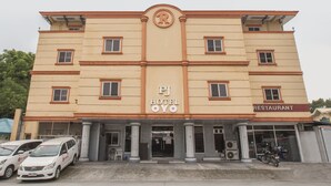 A hotel with a restaurant on the ground floor, featuring a prominent 'PJ Hotel OYO' sign. - OYO 700 Pj Inn Hotel (Angeles City)