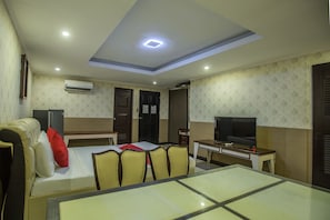 1 bedroom, desk, free WiFi, bed sheets