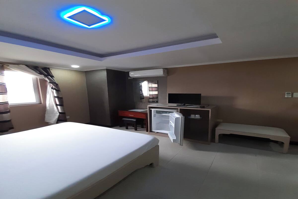 Desk, WiFi (free), bed sheets
