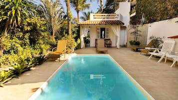 Piscine extérieure, chaises longues