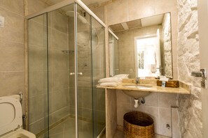 Habitación Premium | Baño | Ducha, toallas, jabón y champú