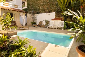 Una piscina al aire libre (de 10:00 a 22:00), tumbonas