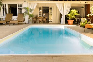 Outdoor pool, open 10:00 AM to 10:00 PM, sun loungers - Rede Reserva Bromélias (Angra dos Reis)
