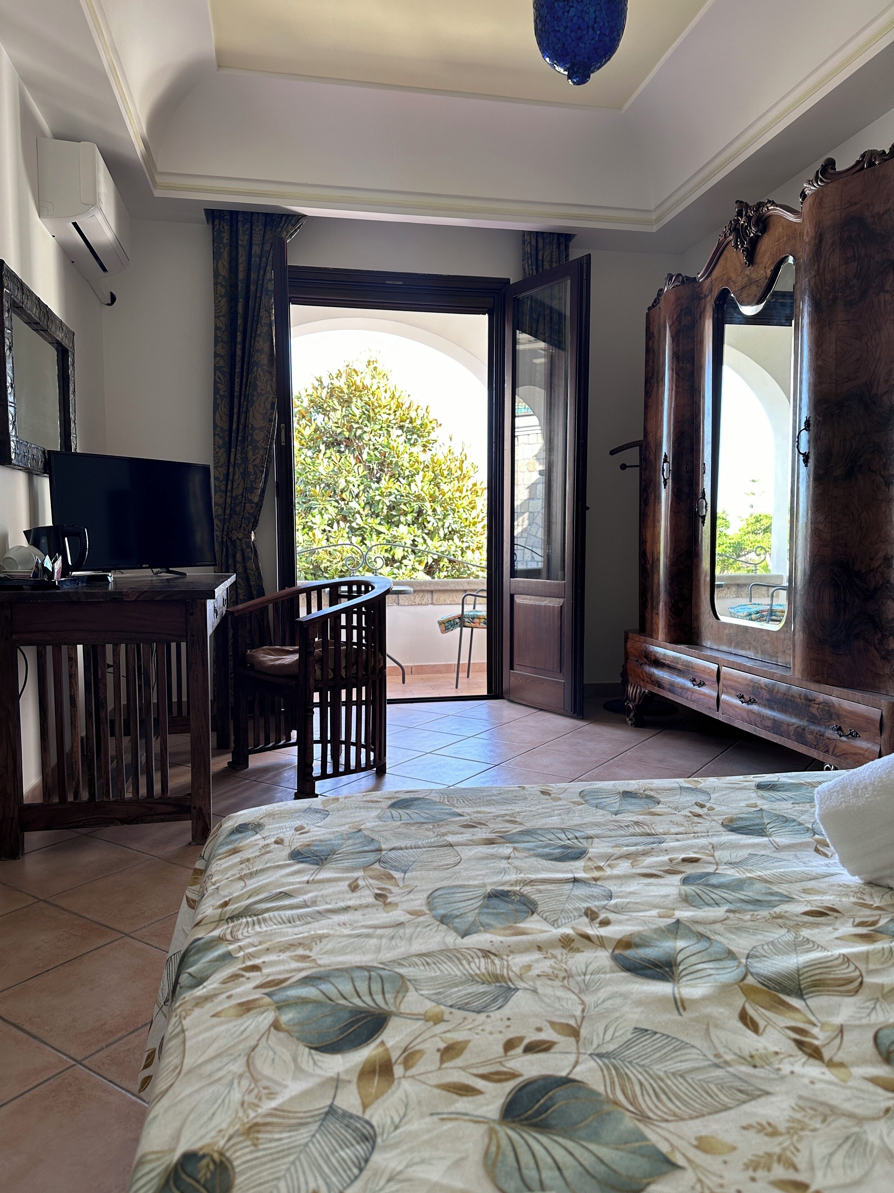 Suite Superior, bagno in camera | Una scrivania, lenzuola