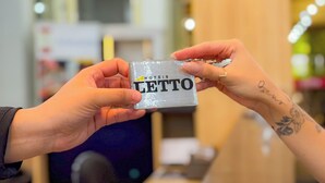 A person holding a small silver box with the word "LETTO" on it. - Letto Hotel Flores da Cunha (Flores da Cunha)