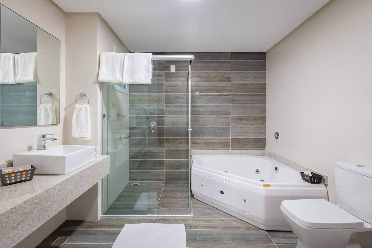 standard studio suite | bathroom | hair dryer, towels
