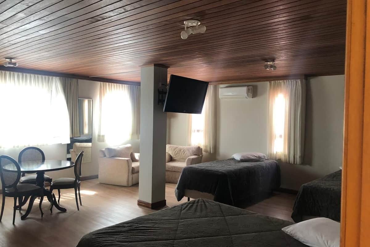 deluxe quadruple room | free wifi, bed sheets