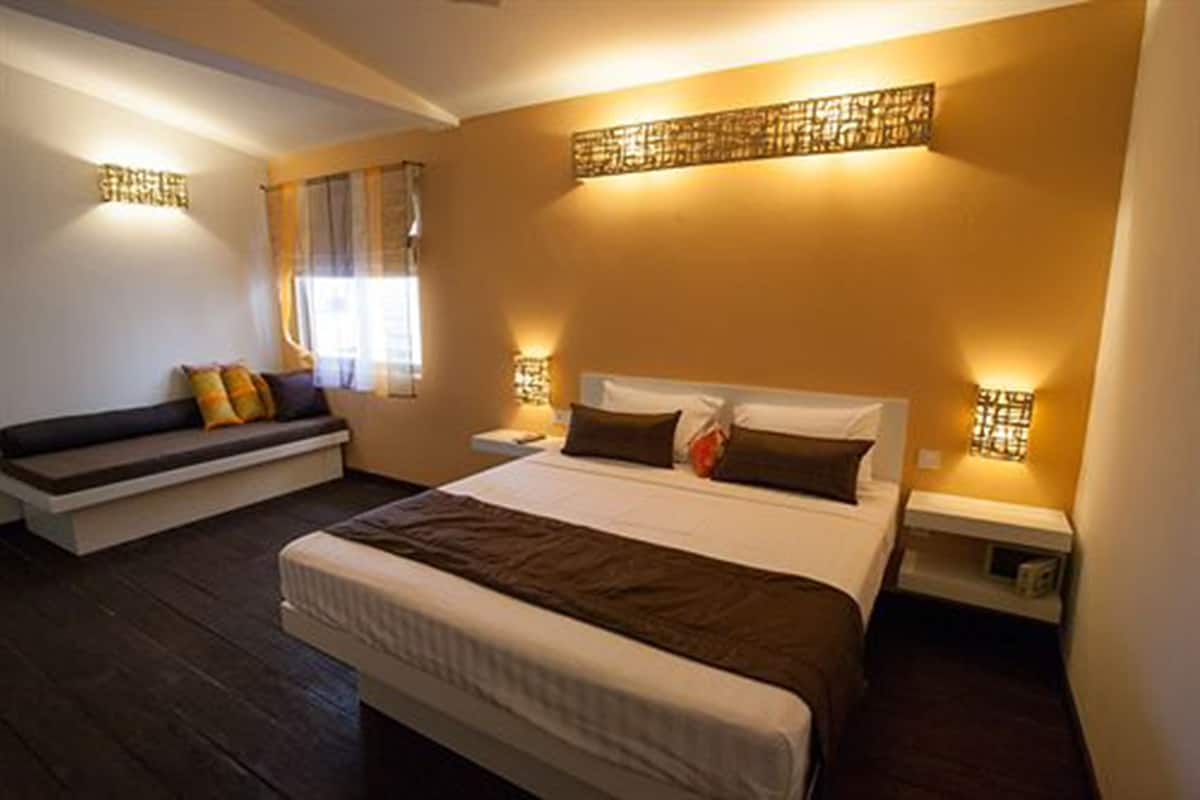 Kamar Double Deluks | Seprai premium, minibar, brankas, dan meja kerja