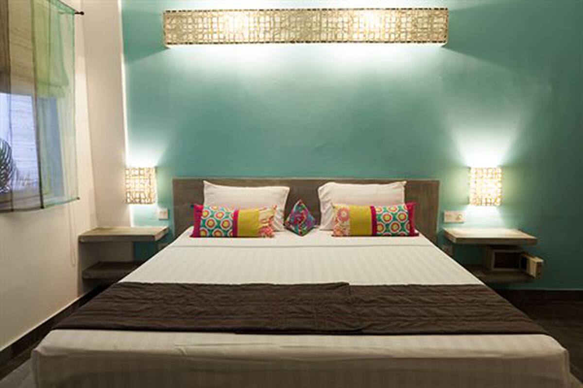 Kamar Double Standar | Seprai premium, minibar, brankas, dan meja kerja