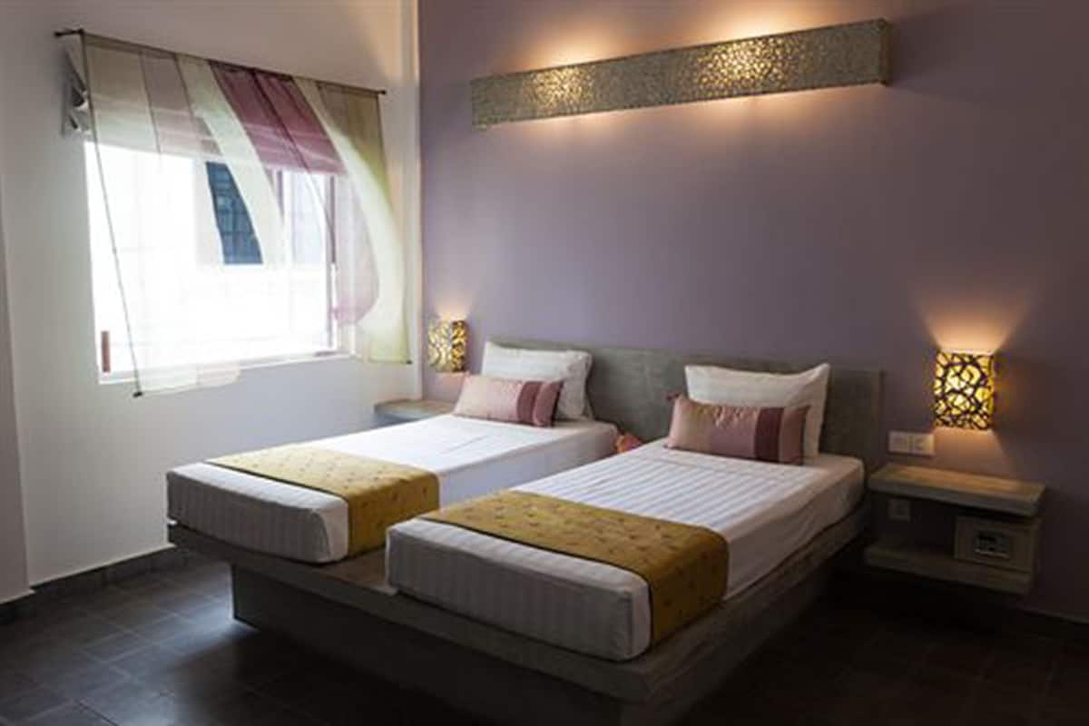 Seprai premium, minibar, brankas, dan meja kerja