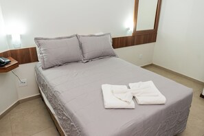 Habitación doble | Minibar, mobiliario individual, escritorio y cortinas opacas