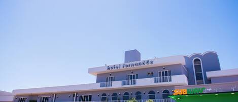 Un hotel llamado 'Hotel Fernando' con un restaurante Subway en la planta baja.