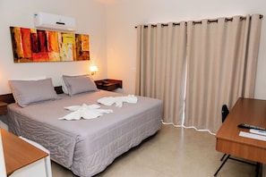 Minibar, ameublement personnalisé, bureau, rideaux occultants