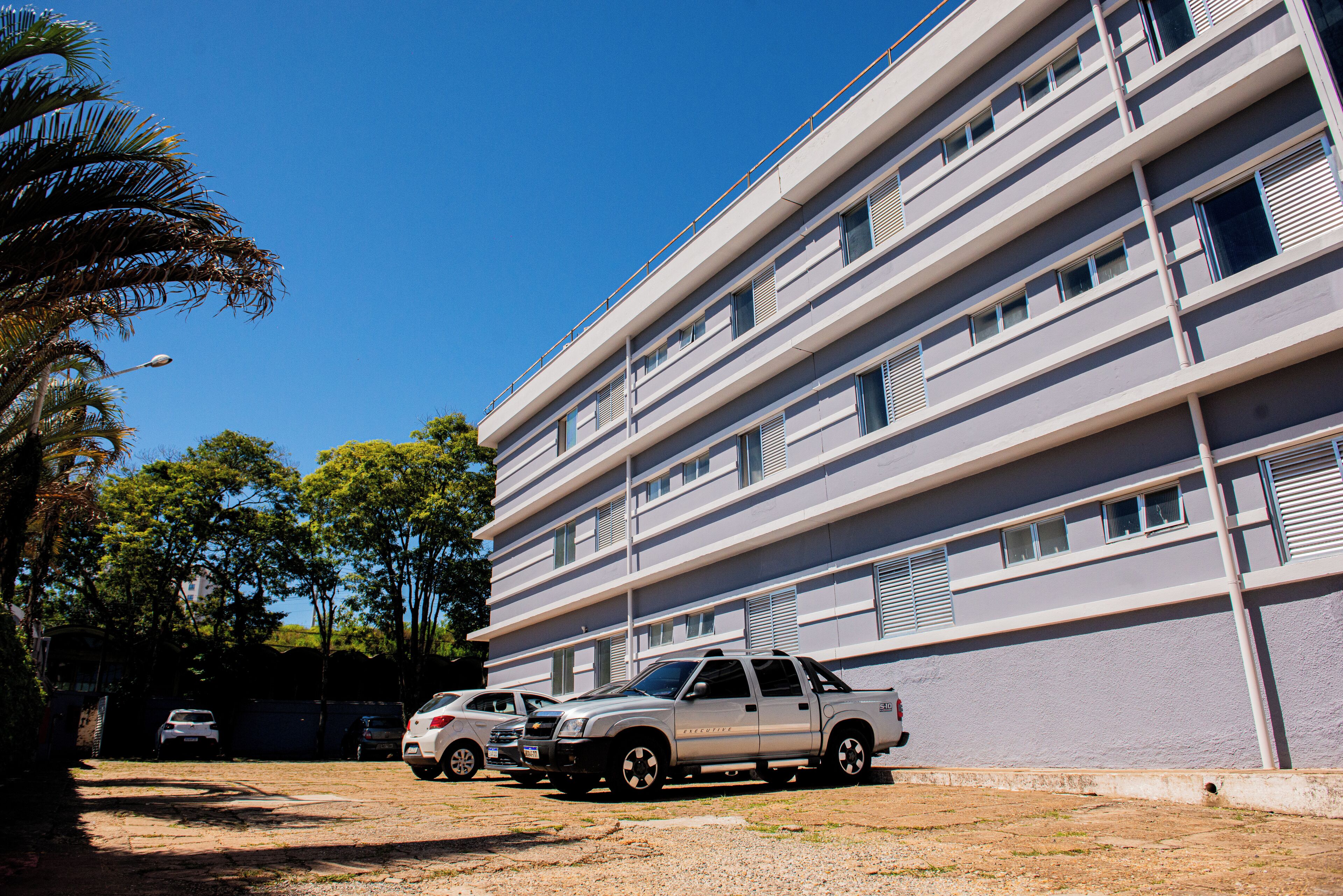 Um edifício com vários andares e estacionamento.