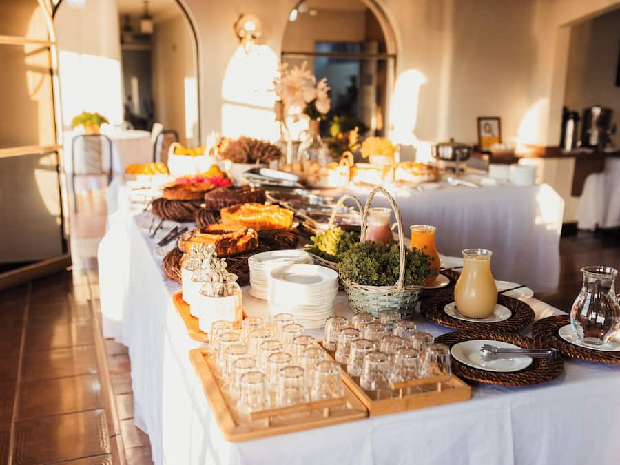 TĂ€gliches inbegriffenes FrĂŒhstĂŒcksbuffet