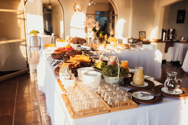Free daily buffet breakfast