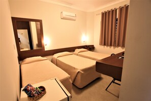 Luxury Triple Room, 3 Twin Beds | Minibar, individually furnished, desk, blackout drapes - Hotel Fernandão (Pouso Alegre)