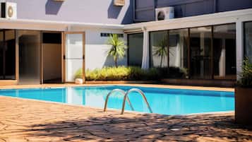 Piscina externa, guarda-sóis, espreguiçadeiras