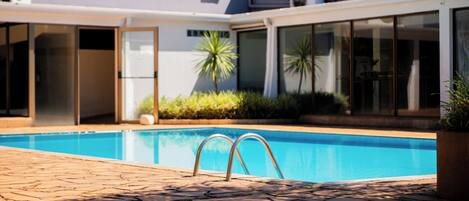 Udendørs pool, parasoller, liggestole