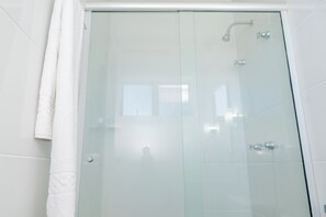 Luxury Twin Room, 1 Bedroom | Bathroom | Shower, hair dryer, towels - Hotel Fernandão (Pouso Alegre)