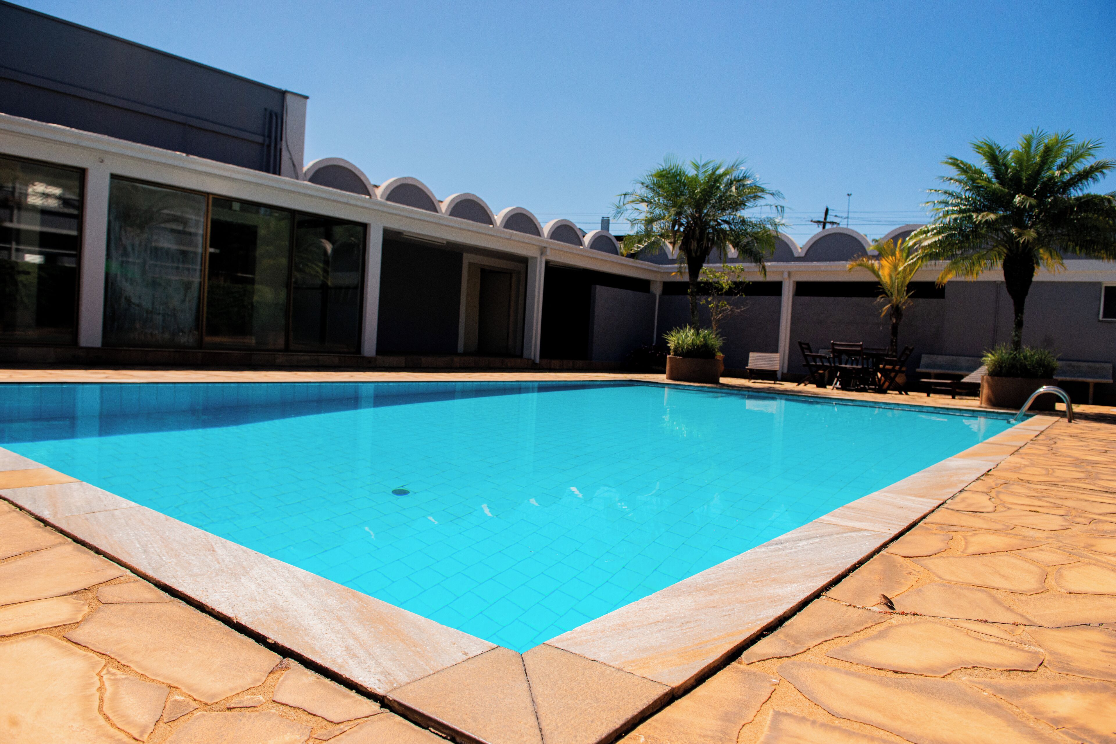 Piscina externa, guarda-sóis, espreguiçadeiras