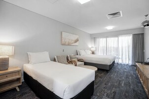 行政客房 (King and Single with View) | 高档床上用品、加厚床垫、特色装修、办公桌