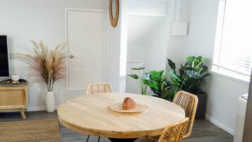 Apartment Greenside on Ruthven - One Bedroom Apartment | In-room dining