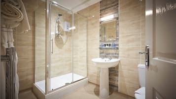 Studio Deluxe, animaux de compagnie acceptés | Salle de bain | Ensemble douche/baignoire, articles de toilette gratuits, sèche-cheveux