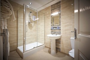 Deluxe Studio, Pets Allowed | Bathroom | Combined shower/tub, free toiletries, hair dryer, towels