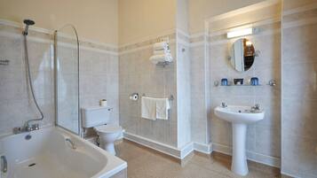 Ein modernes Badezimmer mit Badewanne, Toilette, Dusche und Waschbecken.