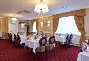 Breakfast, lunch, dinner served; British cuisine, garden views  - The Kingston Theatre Hotel (Hull)
